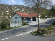 Haus in Holzrahmenbauweise in Forchtenberg, Putzfassade, extreme Steillage, integrierter Aufzug führt im UG ins Freie